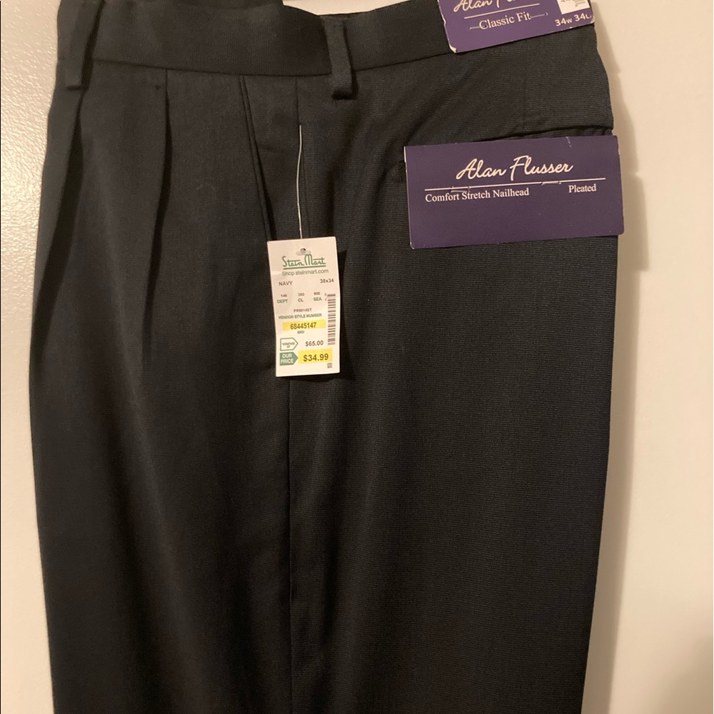 Men’s navy blue dress pants new w/tags. Never worn